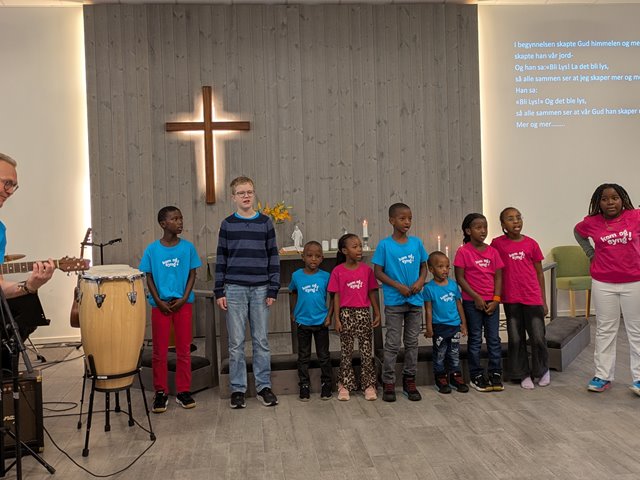 Samlet til pizza, lek og bibelhistorie 