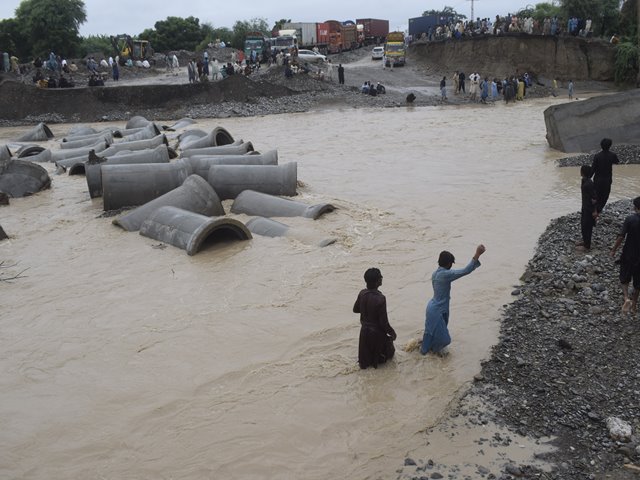 Vi ber for flomrammede i Pakistan